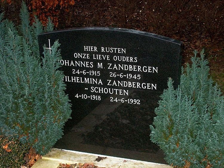 ZandbergenJM grafsteen750.jpg